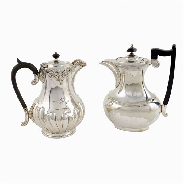 Due caffettiere in metallo argentato  (Inghilterra, XIX - XX Sec.)  - Asta GIOIELLI E OROLOGI  - Colasanti Casa d'Aste