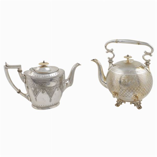 Due teiere in metallo argentato  (Inghilterra, XIX - XX Sec.)  - Asta GIOIELLI E OROLOGI  - Colasanti Casa d'Aste
