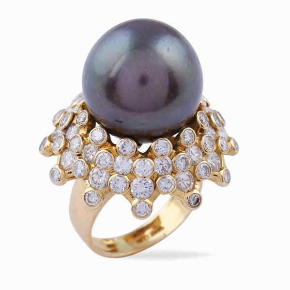 An 18kt gold ring and a Tahiti pearl