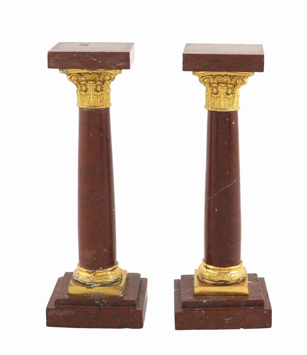 Coppia di piccole colonne in marmo rosso Pirenei