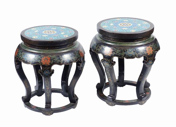 Coppia di sgabelli in legno laccato e smalto  (Cina, XX Sec.)  - Asta ARGENTI DA COLLEZIONE  - Colasanti Casa d'Aste