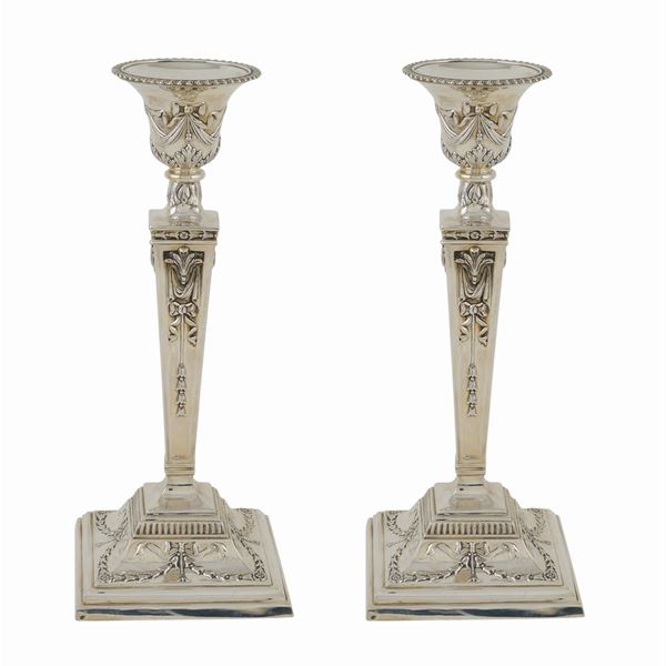 Coppia di candelieri in argento