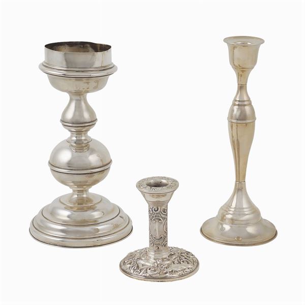 Tre candelieri in argento  (manifatture diverse)  - Asta GIOIELLI E OROLOGI  - Colasanti Casa d'Aste