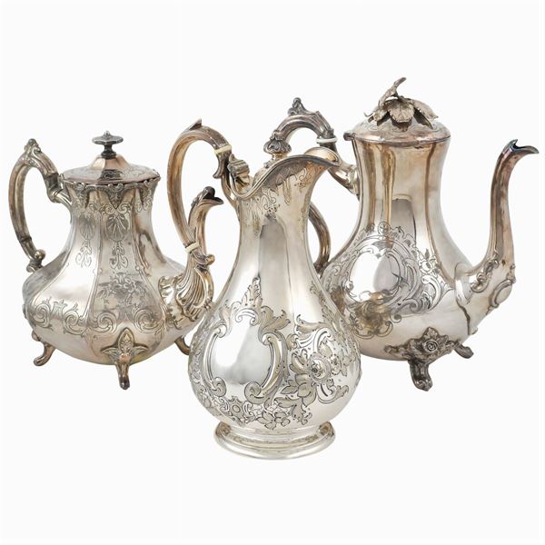 A silverplate teapot and two coffeepots  (Great Britain, 19th-20th century)  - Auction  FINE JEWELS - Colasanti Casa d'Aste