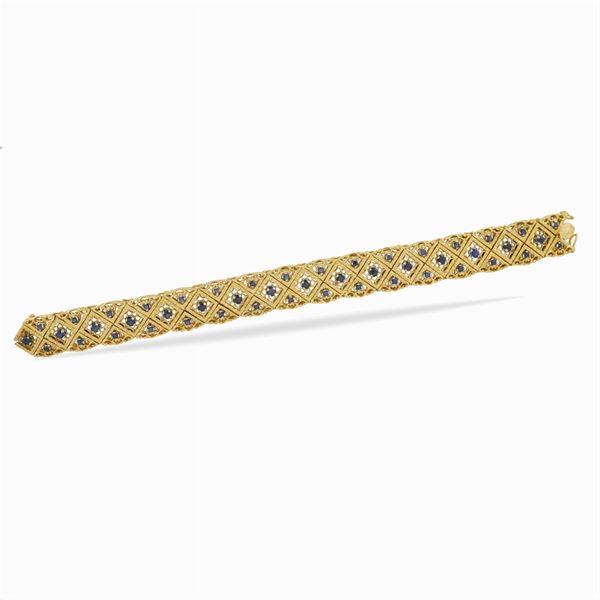 An 18kt gold geometric pattern shaped bracelet