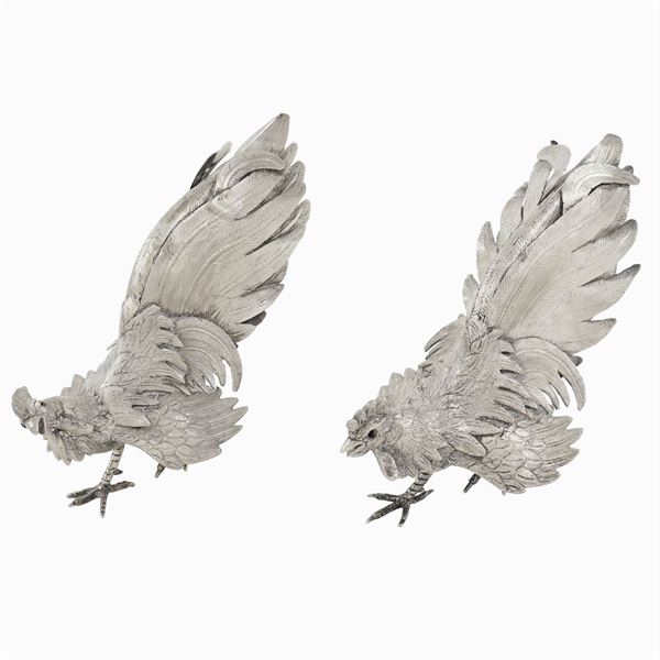 Coppia di galli in metallo argentato realisticamente decorati