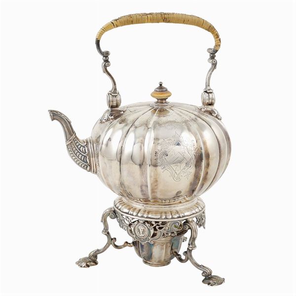 Tea kettle in argento
