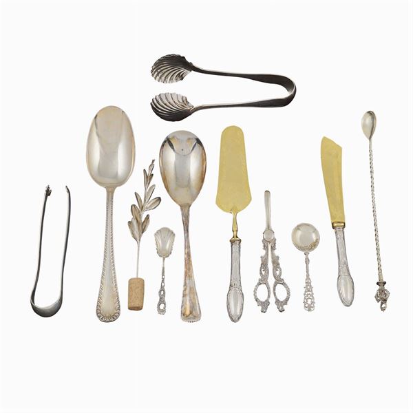 A silver cutlery set (10)