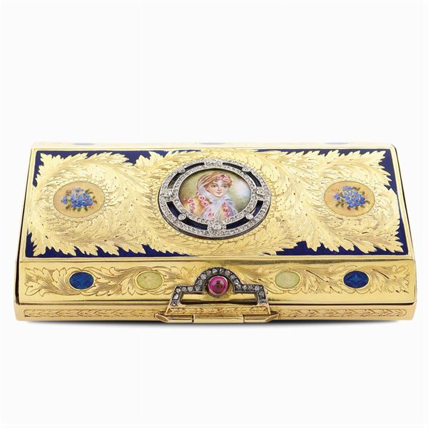 A gold and enamel snuffbox