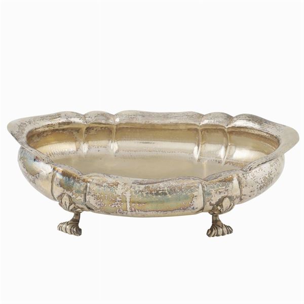 A hammered silver centerpiece  (Italy, 20th century)  - Auction  FINE JEWELS - Colasanti Casa d'Aste