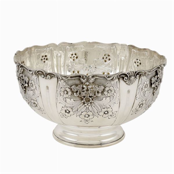 A silver bowl centerpiece