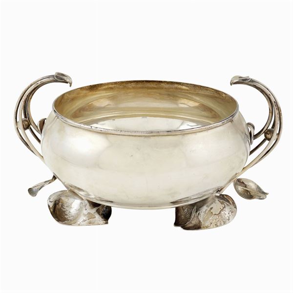 A silver centerpiece