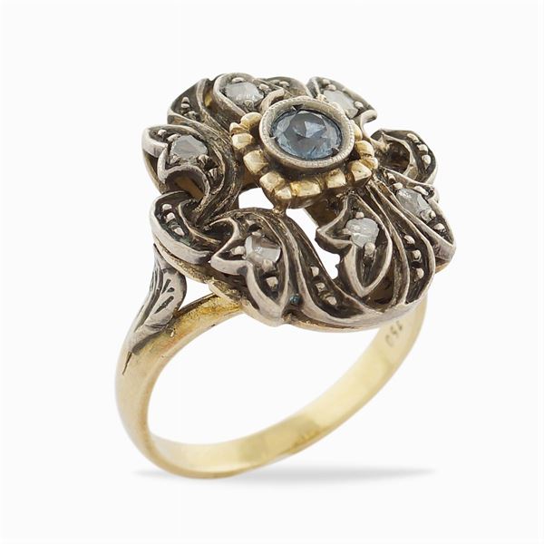 Anello a motivo floreale in oro giallo e argento