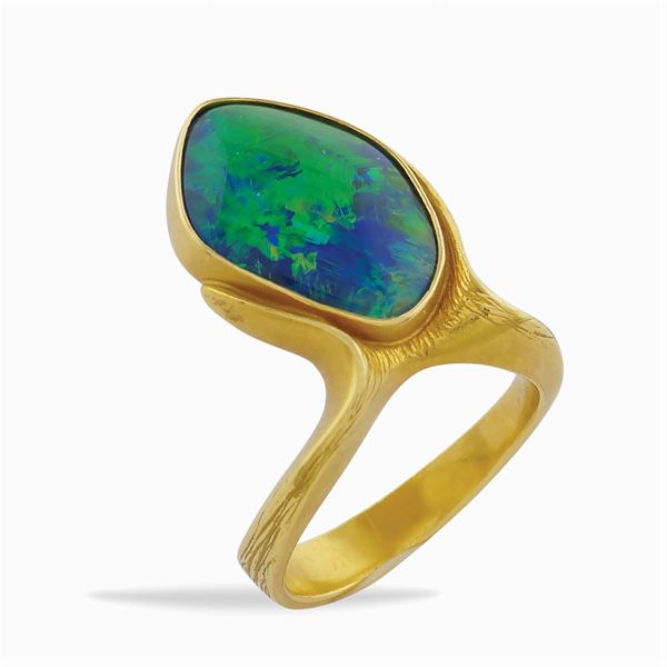 Particolare anello in oro giallo 18kt