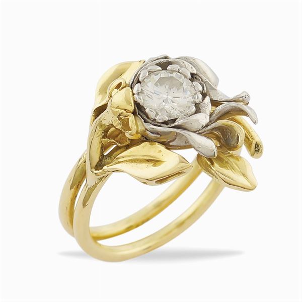 Orisa, anello a motivo floreale in oro tre colori