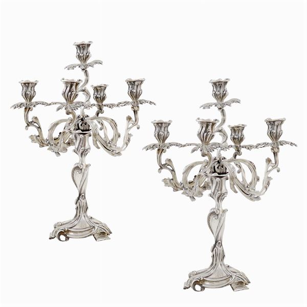 Coppia di candelabri in argento a cinque fiamme  (Italia, XX Sec.)  - Asta GIOIELLI E OROLOGI  - Colasanti Casa d'Aste