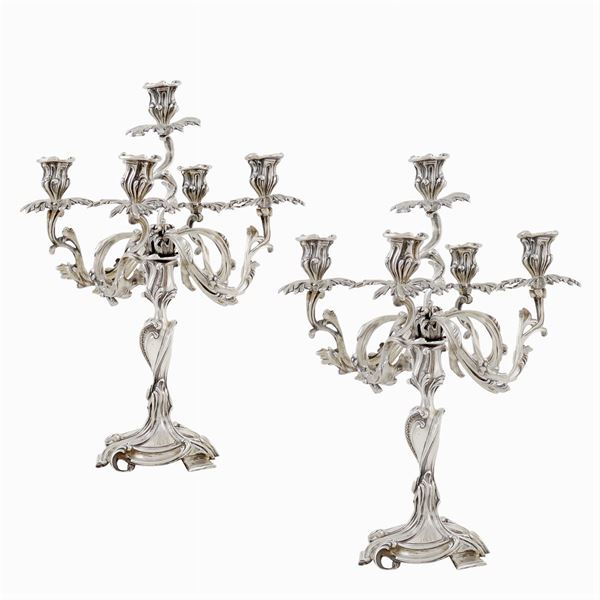 Coppia di candelabri in argento a cinque fiamme