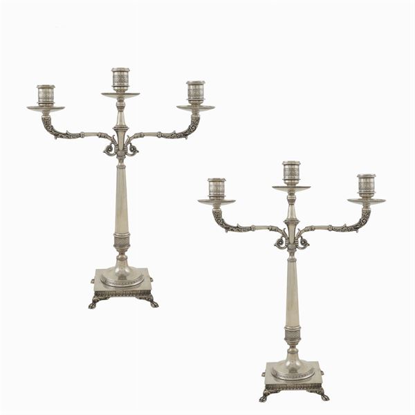 Coppia di candelabri in argento a tre fiamme  (Italia, XX Sec.)  - Asta GIOIELLI E OROLOGI  - Colasanti Casa d'Aste