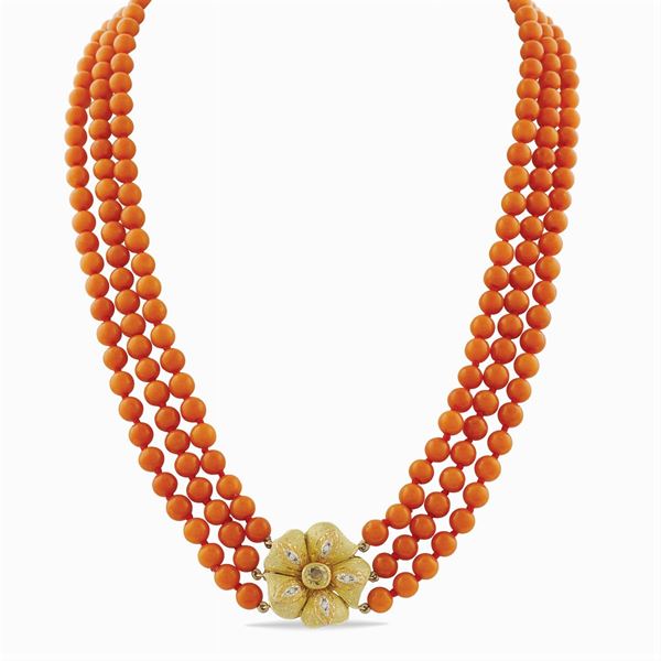 Collana a tre fili di corallo mediterraneo