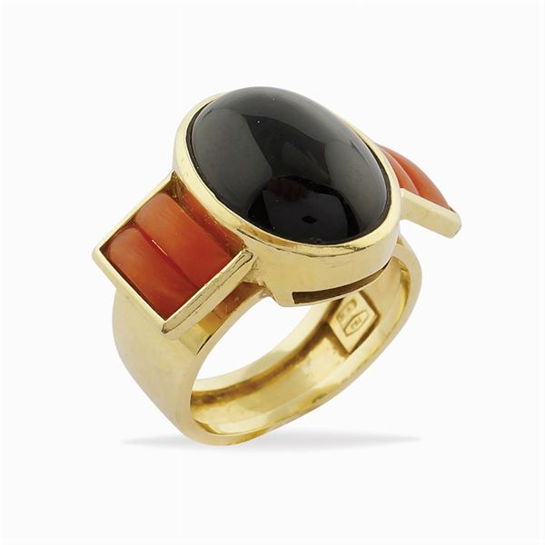 An 18kt gold ring with black onyx