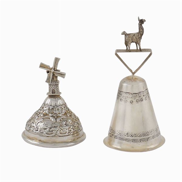 Due campanelli in metallo argentato