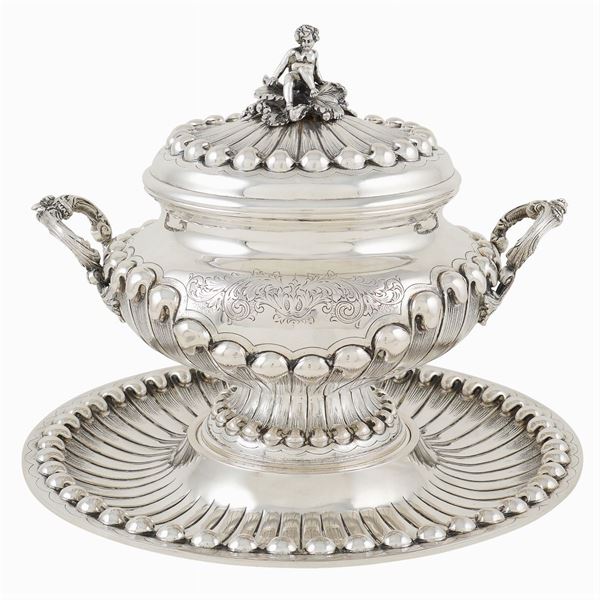 A silver tureen with its presentoire