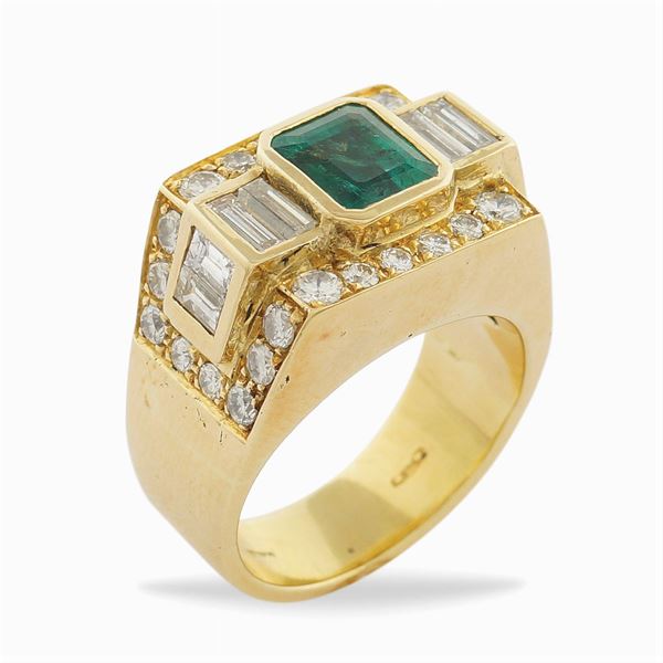 Anello in oro giallo 18kt con smeraldo