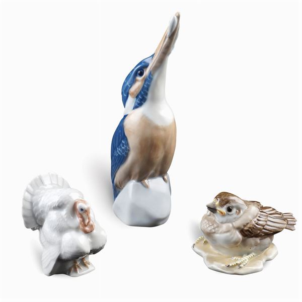 Tre sculture in porcellana policroma