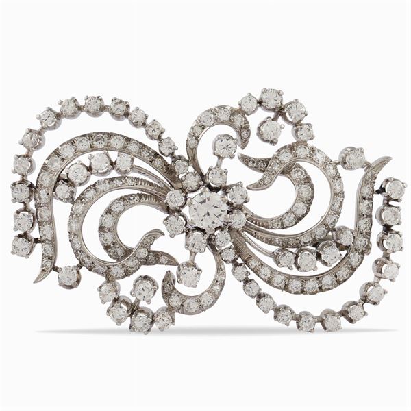 An 18kt white gold brooch with diamonds