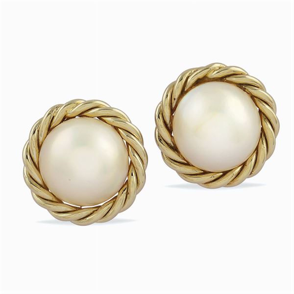 A pair of 18kt white gold earrings and mabè pearls