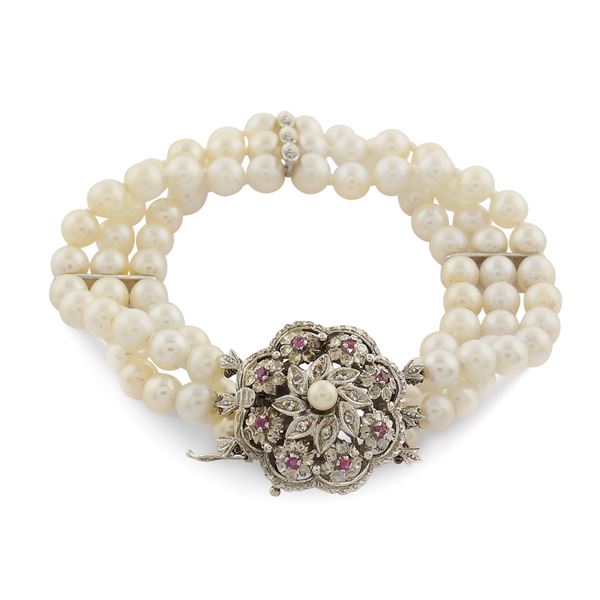 A three-strand cultured pearls bracelet