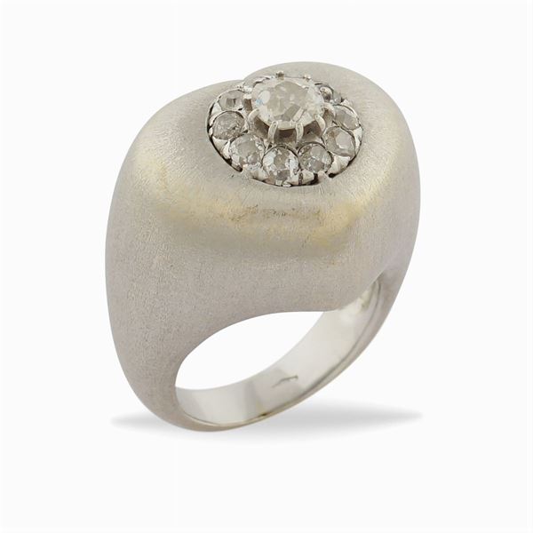 Anello a cuore in oro bianco satinato 18kt