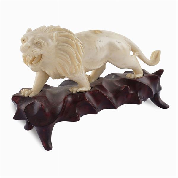 A bone and wood group  (China, early 20th century)  - Auction Fine Art from Villa Astor and other private collections - Colasanti Casa d'Aste