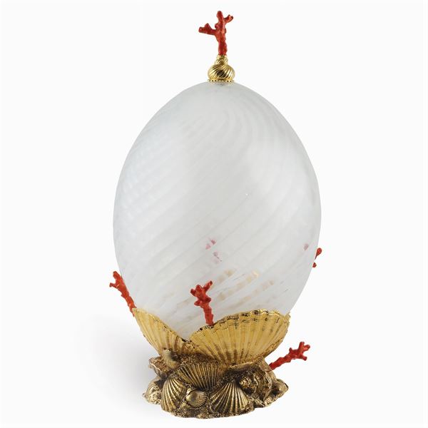 A Murano glass egg