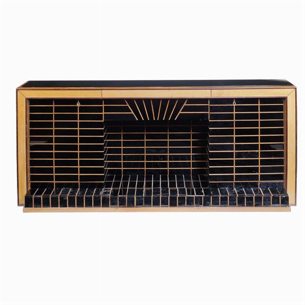 Credenza in noce e specchi neri