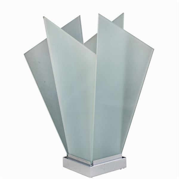 Lampada da tavolo in metallo e vetro