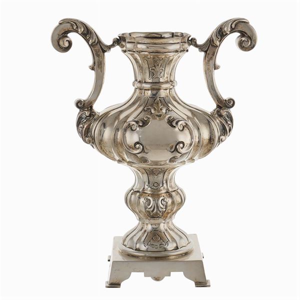 Vaso in argento a due manici