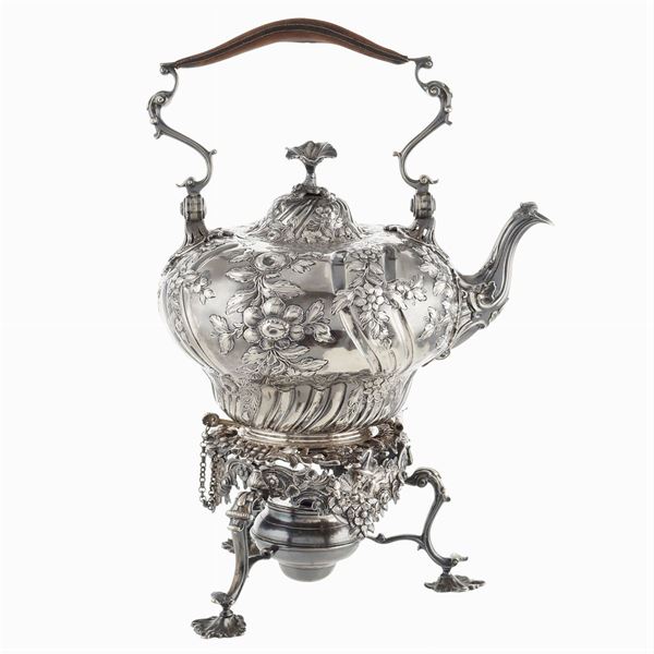 Tea kettle in argento