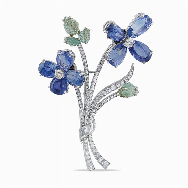En tremblant brooch with floral pattern