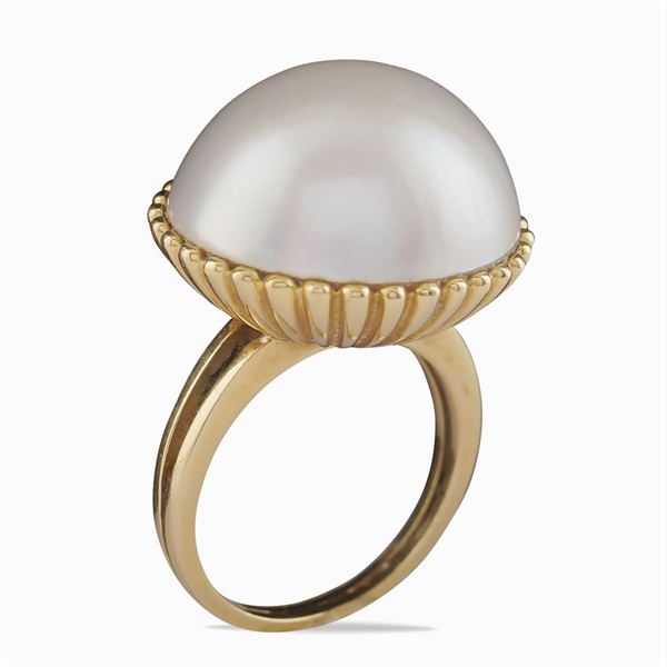 Anello in oro giallo 18kt e perla mabé