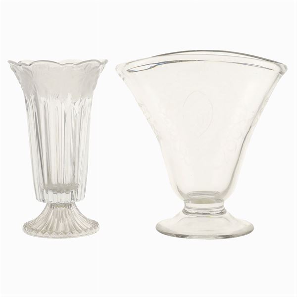 A pair of trasparent glass flower vases