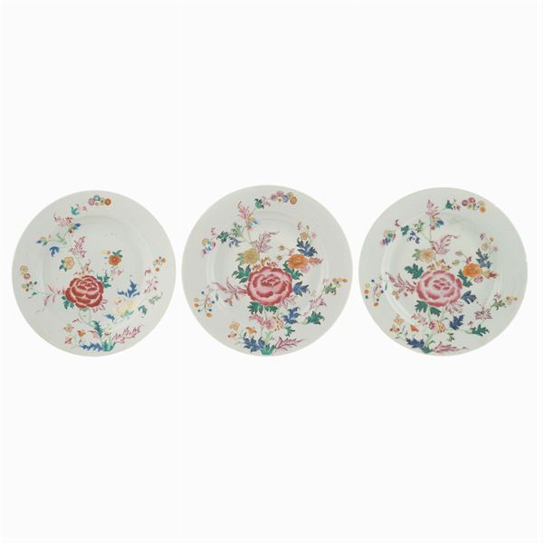 Serie di tre piatti in porcellana