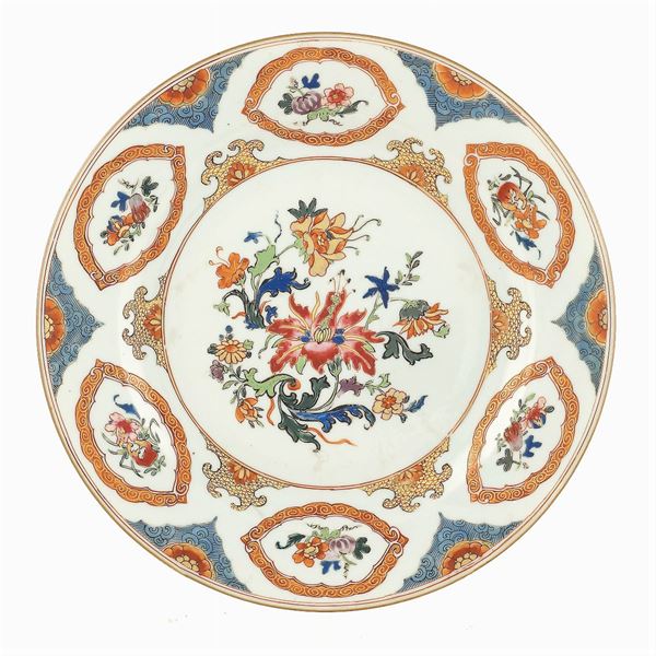 Piatto in porcellana  (Cina, epoca Qianlong 1735 - 1796)  - Asta FINE ART DA VILLA ASTOR  - Colasanti Casa d'Aste
