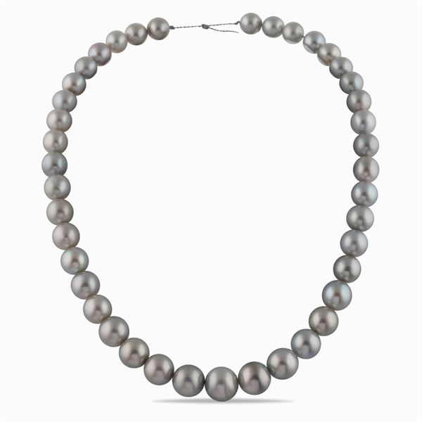 A Tahiti pearl string