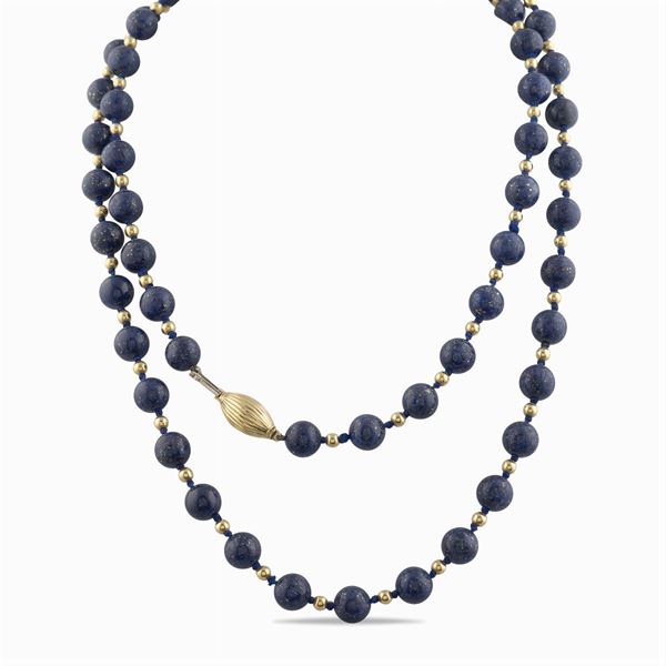 A long necklace with one line of lapis lazuli