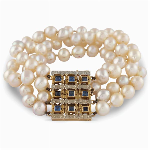 A bracelet with four lines of cultivated pearls