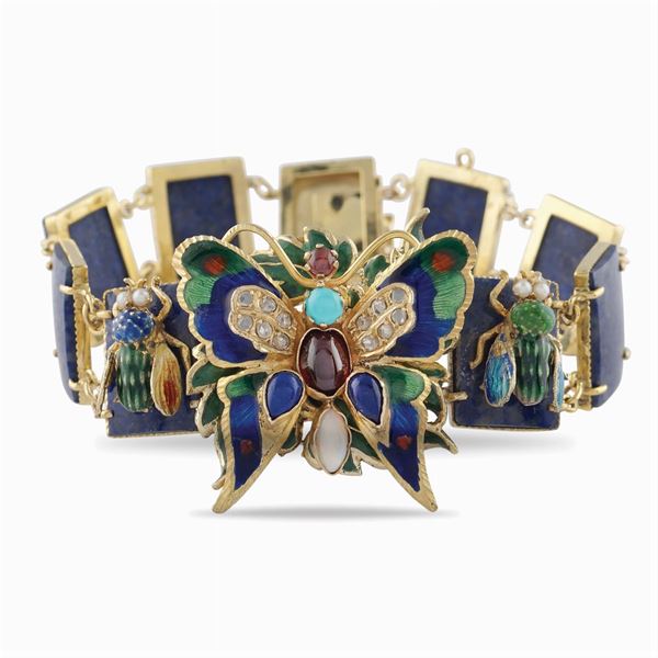 A particular gold and lapis lazuli bracelet
