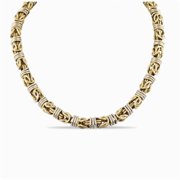 A collar necklace with tubular knit