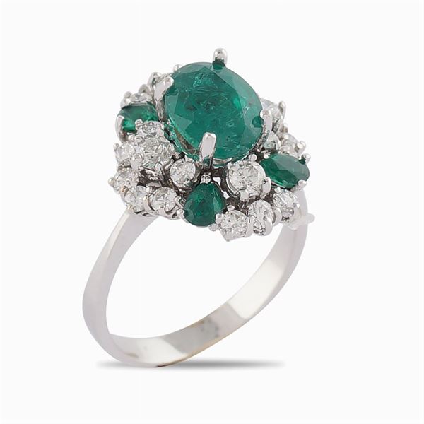 18kt white gold and emerald ring