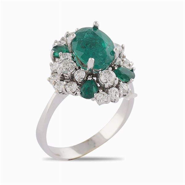Anello in oro bianco 18kt con smeraldo